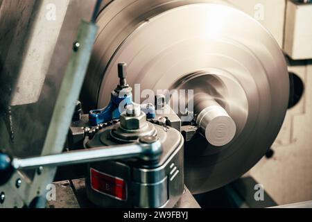 Feature Fachkräftemangel Bau 30.11.2023, Limbourg : Symbolfoto / Illustrationsbild, Symbolbild. Präzision und Handwerk : Ein lebhafter Einblick in die Welt der Metallverarbeitung. Ein Stück Stahl / Metall mit einer Drehmaschine bearbeitet, Präzisionsarbeit, Handwerk, Industrie, Werkzeugmaschinen, Maschine, Werkzeug, Facharbeit, Funkenflug, Produktionstechnik, Metallverarbeitung, Stahlverarbeitung, Handwerkskunst. Drehen, Dreher, Werkstück Fachkräftemangel auf dem Bau, dem Handwerk sowie der Industrie und in vielen weiteren Branchen in Deutschland. Limburg Hessen Allemagne *** Feature main-d'œuvre qualifiée Banque D'Images