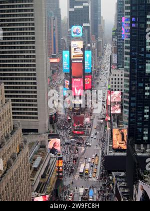 Manhattan, New York, États-Unis 27 décembre 2023. New York, New York . Le chanteur/acteur Paul Anka dévoile le bal de la Saint-Sylvestre au sommet de One Times Square (image de crédit : © Samantha Cotler/ZUMA Press Wire) À USAGE ÉDITORIAL SEULEMENT! Non destiné à UN USAGE commercial ! Banque D'Images