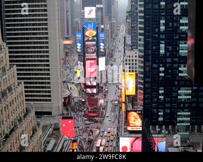 Manhattan, New York, États-Unis 27 décembre 2023. New York, New York . Le chanteur/acteur Paul Anka dévoile le bal de la Saint-Sylvestre au sommet de One Times Square (image de crédit : © Samantha Cotler/ZUMA Press Wire) À USAGE ÉDITORIAL SEULEMENT! Non destiné à UN USAGE commercial ! Banque D'Images