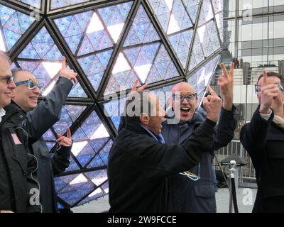 Manhattan, New York, États-Unis 27 décembre 2023. New York, New York . Le chanteur/acteur Paul Anka dévoile le bal de la Saint-Sylvestre au sommet de One Times Square (image de crédit : © Samantha Cotler/ZUMA Press Wire) À USAGE ÉDITORIAL SEULEMENT! Non destiné à UN USAGE commercial ! Banque D'Images