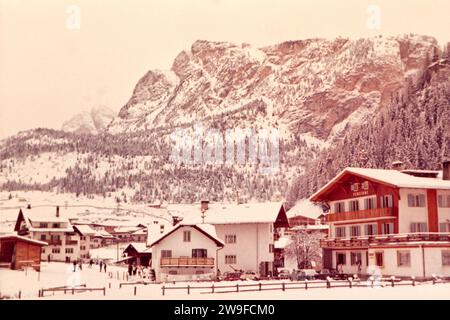 Vue hivernale du village d'Alpe di Siusi, Tyrol du Sud au milieu des années soixante Banque D'Images