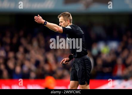 L'arbitre Michael Salisbury attribue une pénalité à Chelsea après avoir vérifié le moniteur VAR côté terrain lors du match de Premier League à Stamford Bridge, Londres. Date de la photo : mercredi 27 décembre 2023. Banque D'Images