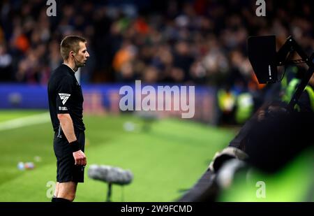 L'arbitre Michael Salisbury vérifie le moniteur VAR côté terrain avant d'attribuer une pénalité à Chelsea lors du match de Premier League à Stamford Bridge, Londres. Date de la photo : mercredi 27 décembre 2023. Banque D'Images