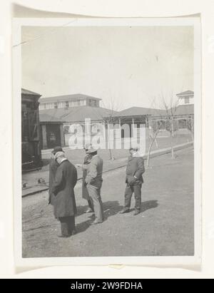 Installation de Shanghai, après 1908 photographie Visitive visite d'une compagnie pétrolière chinoise. Cinq hommes, dont Henri Detherding debout, font un tour. Partie de l'album photo de Dolph Kessler avec des enregistrements qu'il a réalisés pendant son séjour en Angleterre et lors d'un voyage mondial qu'il a entrepris en tant que secrétaire d'Henri Detding (directeur de Royal Oil) aux Indes orientales néerlandaises, au Japon, en Chine et aux États-Unis, entre 1906 et 1908. Shanghai Cardboard. support photographique à base de gélatine argentique Banque D'Images