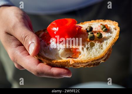 Le pain, les tomates, les câpres et le sel de mer maltais font ensemble une collation copieuse. Sel des marais salants Darmanin près de Marsascala, Malte Banque D'Images