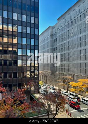 Le William J. Green Jr Le Federal Building, à gauche, et le Federal Detention Center, Philadelphie, se font face de l'autre côté de la 7th Street à Philadelphie. Banque D'Images