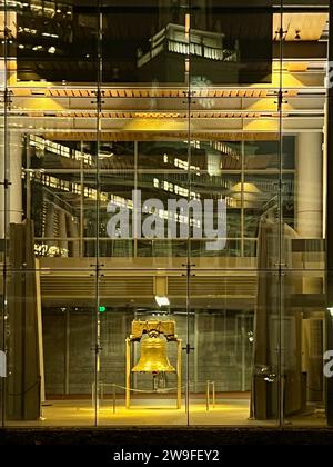 La Liberty Bell est allumée en début de soirée au Liberty Bell Center sur Independence Mall à Philadelphie, Pennsylvanie. Banque D'Images
