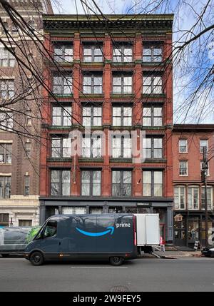 Un camion de livraison de Rivian Amazon est stationné le long de Arch Street tandis qu'un équipage effectue des livraisons dans la section Old City de Philadelphie. Banque D'Images