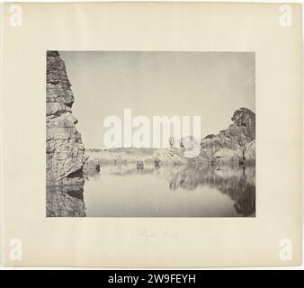Vue des rochers de marbre sur les rives de la rivière Narmada près de Jabalpur, Madhya Pradesh, Inde, 1863 - 1870 photographie aujourd'hui, les rochers de marbre sont une destination touristique célèbre. Selon des légendes anciennes, la rivière Narmadire contient une force shaviste. Si un croyant dans la rivière devait se baigner pendant la pleine lune, il ou elle pourrait recevoir des forces de guérison. Papier Marble Rocks. formations rocheuses imprimées à l'albumine de carton. river Marble Rocks Banque D'Images