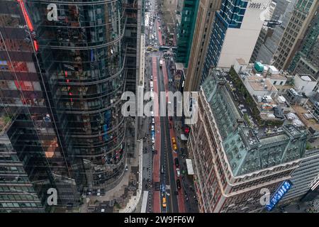 Vue de l'intersection de Times Square entre la 42nd Street et Broadway depuis le sommet de One Times Square à New York le 27 décembre 2023 lors de la célébration du dessin « Bowtie » du bal de la Saint-Sylvestre Banque D'Images