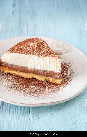 Tarte au chocolat aigre-douce avec crème au café mascarpone Banque D'Images