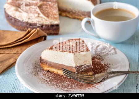 Tarte au chocolat aigre-douce avec crème au café mascarpone Banque D'Images