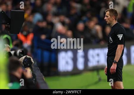 27 décembre 2023 ; Stamford Bridge, Chelsea, Londres, Angleterre : Premier League football, Chelsea versus Crystal Palace ; l'arbitre Michael Salisbury examine l'appel de Chelsea en pénalité sur le moniteur VAR Banque D'Images