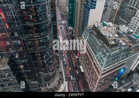 New York, États-Unis. 27 décembre 2023. Vue de l'intersection de Times Square entre la 42nd Street et Broadway depuis le sommet de One Times Square à New York le 27 décembre 2023 lors de la célébration du dessin « Bowtie » du bal de la Saint-Sylvestre. (Photo de Lev Radin/Sipa USA) crédit : SIPA USA/Alamy Live News Banque D'Images