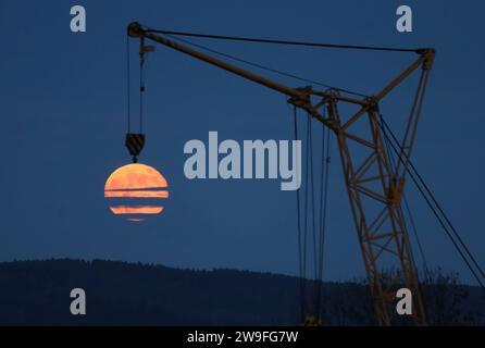 Une pleine lune à Vysoky Chlumec, République tchèque, le 27 décembre 2023. (Photo CTK/Petr Lemberk) Banque D'Images