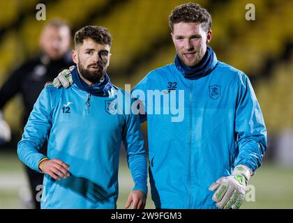 Livingston, Écosse. 27 décembre 2023. Jamie Brandon (12 - Livingston) et Jack Hamilton (32 - Livingston) Livingston vs St Johnstone - Cinch Premiership Credit : Raymond Davies / Alamy Live News Banque D'Images