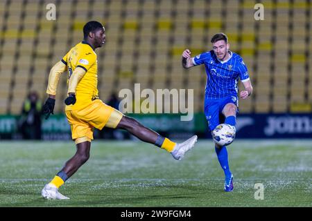 Livingston, Écosse. 27 décembre 2023. Tony Gallacher (3 - St Johnstone) joue une passe avant Livingston vs St Johnstone - Cinch Premiership Credit : Raymond Davies / Alamy Live News Banque D'Images