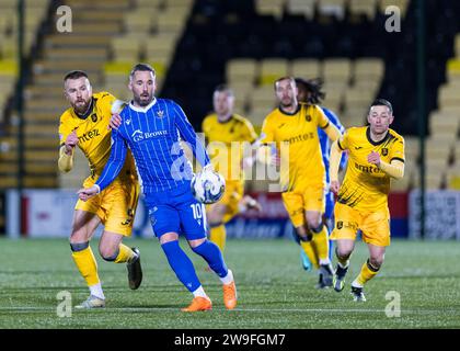 Livingston, Écosse. 27 décembre 2023. Nicky Clark (10 - St Johnstone) cherche à tenir le ballon Livingston vs St Johnstone - Cinch Premiership Credit : Raymond Davies / Alamy Live News Banque D'Images