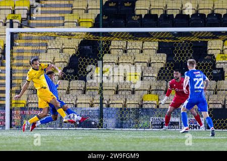 Livingston, Écosse. 27 décembre 2023. Kurtis Guthrie (28 - Livingston) a un tir bloqué au dernier moment Livingston vs St Johnstone - Cinch Premiership Credit : Raymond Davies / Alamy Live News Banque D'Images