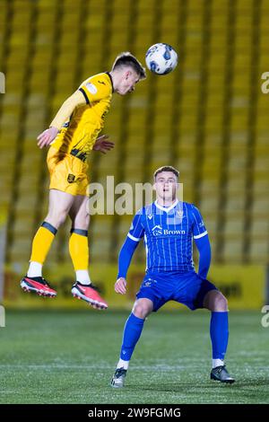 Livingston, Écosse. 27 décembre 2023. James Penrice (29 - Livingston) se lève pour une tête Livingston vs St Johnstone - Cinch Premiership Credit : Raymond Davies / Alamy Live News Banque D'Images