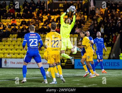 Livingston, Écosse. 27 décembre 2023. Shamal George (1 - Livingston) revendique un ballon croisé Livingston vs St Johnstone - Cinch Premiership Credit : Raymond Davies / Alamy Live News Banque D'Images