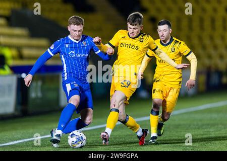 Livingston, Écosse. 27 décembre 2023. James Penrice (29 - Livingston) fait un défi Livingston vs St Johnstone - Cinch Premiership Credit : Raymond Davies / Alamy Live News Banque D'Images