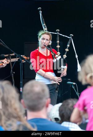 Julie Fowlis jouant de la cornemuse au Larmer Tree Festival, 2008 Banque D'Images