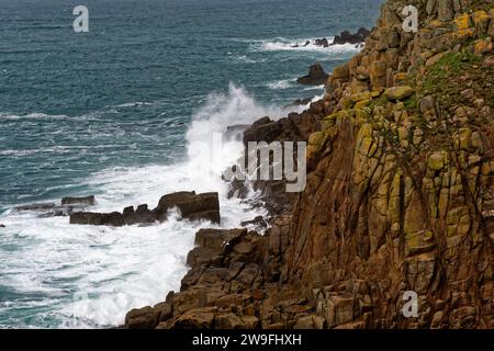 Vagues sur granit Cliffs à Greeb Zawn, LANd's End, Cornwall, Royaume-Uni Banque D'Images