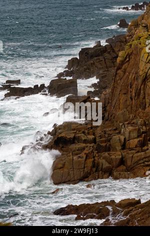 Vagues sur granit Cliffs à Greeb Zawn, LANd's End, Cornwall, Royaume-Uni Banque D'Images