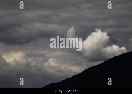 Bogota-Colombie. 27-12-2023. Des nuages de cumulonimbus, stratocumulus, et cumulus, sont vus dans le ciel de Bogota City après midi. Photo par : Jose I. Bula Banque D'Images