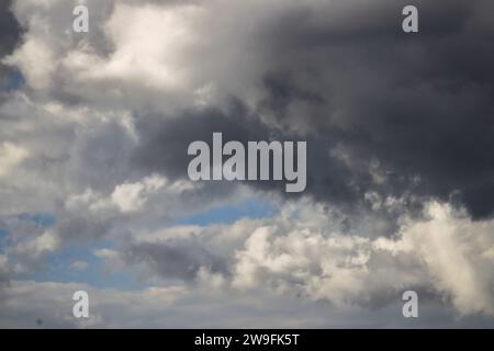 Bogota-Colombie. 27-12-2023. Des nuages de cumulonimbus, stratocumulus, et cumulus, sont vus dans le ciel de Bogota City après midi. Photo par : Jose I. Bula Banque D'Images