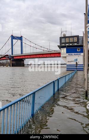 Hochwasser am Rhein BEI Duisburg, Pegelhäuschen, Rheinpegel, Friedrich-Ebert-Brücke, vom Hochwasser umspült, NRW, Deutschland, Hochwasser Rhein *** inondations sur le Rhin près de Duisbourg, maison de jauge d'eau, niveau Rhin, pont Friedrich Ebert, submergé par des inondations, NRW, Allemagne, inondations sur le Rhin Banque D'Images