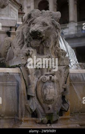 Détail de Fontaine des quatre cardinaux à Paris, France | Sculpture de lion en pierre avec fontaine, avec des détails complexes et une touche historique. Banque D'Images