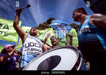 Buenos Aires, Argentine. 27 décembre 2023. Les ouvriers chantent pendant la manifestation. Des membres de la Confédération générale des travailleurs argentins et des organisations sociales protestent contre les réformes économiques du nouveau président argentin Javier Milei, devant le Palais de Justice de Buenos Aires, Argentine. Crédit : SOPA Images Limited/Alamy Live News Banque D'Images