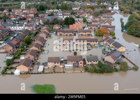 Inondations de Catcliffe 2023 - vue aérienne de Catcliffe à Rotherham qui était sous l'eau après une pluie soudaine pendant la nuit. Banque D'Images