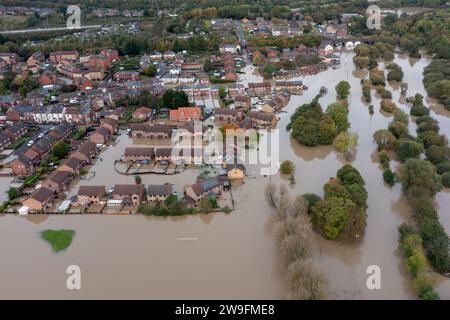 Inondations de Catcliffe 2023 - vue aérienne de Catcliffe à Rotherham qui était sous l'eau après une pluie soudaine pendant la nuit. Banque D'Images