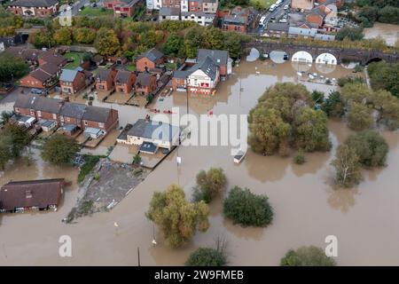 Inondations de Catcliffe 2023 - vue aérienne de Catcliffe à Rotherham qui était sous l'eau après une pluie soudaine pendant la nuit. Banque D'Images