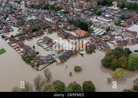 Inondations de Catcliffe 2023 - vue aérienne de Catcliffe à Rotherham qui était sous l'eau après une pluie soudaine pendant la nuit. Banque D'Images