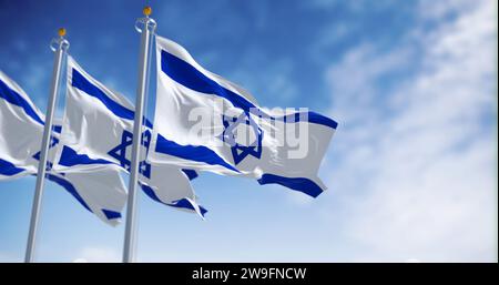 Drapeaux nationaux de l'État d'Israël agitant dans le vent par temps clair. Étoile bleue de David au centre, flanquée de deux bandes bleues horizontales sur un blanc Banque D'Images