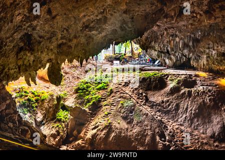 Système de grottes dans l'extrême nord de la Thaïlande, dans Thamluang Khunnam Nangnon National Park.Well connu comme emplacement où les écoliers thaïlandais ont sauvé, par des plongeurs de grotte, Banque D'Images