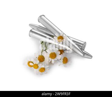 Balles en métal et belles fleurs isolées sur blanc Banque D'Images