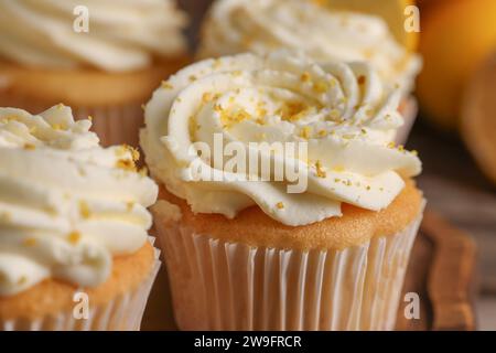 Délicieux cupcakes à la crème blanche et zeste de citron, gros plan Banque D'Images