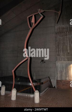 Sculpture pic et pelle Stick men à la station de métro Monk à Montréal, Québec, Canada Banque D'Images