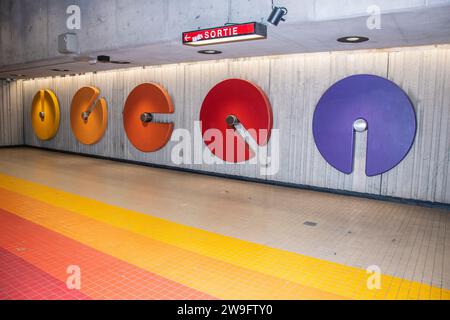 Cercles de style PAC-Man à la station de métro Villa-Maria à Montréal, Québec, Canada Banque D'Images