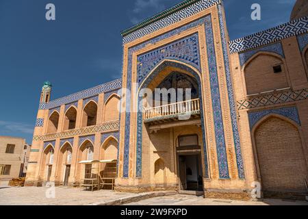 La Madrasa de Kutlimurodinok à côté de Islam Hoja Minaret à Khiva, Ouzbékistan. Banque D'Images