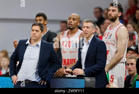 Bamberg, Deutschland. 27 décembre 2023. Bild : V. l. Elijah NDI (paniers de Wuerzburg, 12), entraîneur principal Sasa Filipovski (paniers de Wuerzburg), Javon Bess (paniers de Wuerzburg, 20), entraîneur adjoint Dejan Mihevc (paniers de Wuerzburg) et Owen Klassen (paniers de Wuerzburg, 5). 27.12.2023, basket-ball, BBL, paniers Bamberg - paniers Wuerzburg, GER, Bamberg, Brose Arena. Crédit : dpa/Alamy Live News Banque D'Images