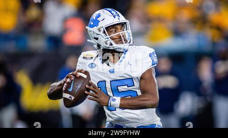 Charlotte, Caroline du Nord, États-Unis. 27 décembre 2023. Caroline du Nord Tar Heels quarterback Conner Harrell (15) lance contre les Mountaineers de Virginie-Occidentale lors du Duke's Mayo Bowl 2023 au Bank of America Stadium à Charlotte, NC. (Scott Kinser/CSM). Crédit : csm/Alamy Live News Banque D'Images