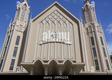 San Pablo, Philippines. 27 décembre 2023 : lieu de culte Iglesia ni Cristo sans décors de Noël. Dans les Philippines obsédées par Noël, alors que les centres-villes et les églises catholiques romaines sont surdécorées, plus de 4 millions de Philippins chrétiens ne célèbrent pas Noël, y compris les témoins de Jéhovah, les adventistes des sept jours, pentecôtistes... l'église basée sur la Bible Iglesia ni Cristo estime que la fête célébrée le 25 décembre était la fête païenne sol Invictus et nulle part dans la Bible il est dit que Jésus-Christ est né ce jour-là ou que sa naissance devrait être commémorée.crédit : Kevin Izorce / Alamy Live News Banque D'Images