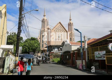 San Pablo, Philippines. 27 décembre 2023 : Cathédrale d'Iglesia ni Cristo sans décors de Noël. Dans les Philippines obsédées par Noël, alors que les centres-villes et les églises catholiques romaines sont surdécorées, plus de 4 millions de Philippins chrétiens ne célèbrent pas Noël, y compris les témoins de Jéhovah, les Adventistes des sept jours, les pentecôtistes... L'église basée sur la Bible Iglesia ni Cristo estime que la fête célébrée le 25 décembre était la fête païenne sol Invictus et nulle part dans la Bible il est dit que Jésus-Christ est né ce jour-là ou que sa naissance devrait être commémorée. Crédit : Kevin Izorce/Alamy Live News Banque D'Images