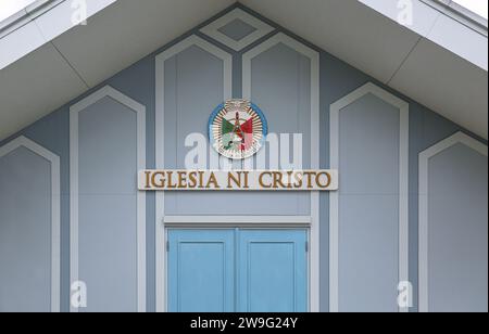 San Pablo, Philippines. 27 décembre 2023 : Iglesia ni Cristo petit 'locale' sans décors de Noël. Dans les Philippines obsédées par Noël, alors que les centres-villes et les églises catholiques romaines sont surdécorées, plus de 4 millions de Philippins chrétiens ne célèbrent pas Noël, y compris les témoins de Jéhovah, les adventistes des sept jours, pentecôtistes... l'église basée sur la Bible Iglesia ni Cristo estime que la fête célébrée le 25 décembre était la fête païenne sol Invictus et nulle part dans la Bible il est dit que Jésus-Christ est né ce jour-là ou que sa naissance devrait être commémorée.crédit : Kevin Izorce / Alamy Live News Banque D'Images